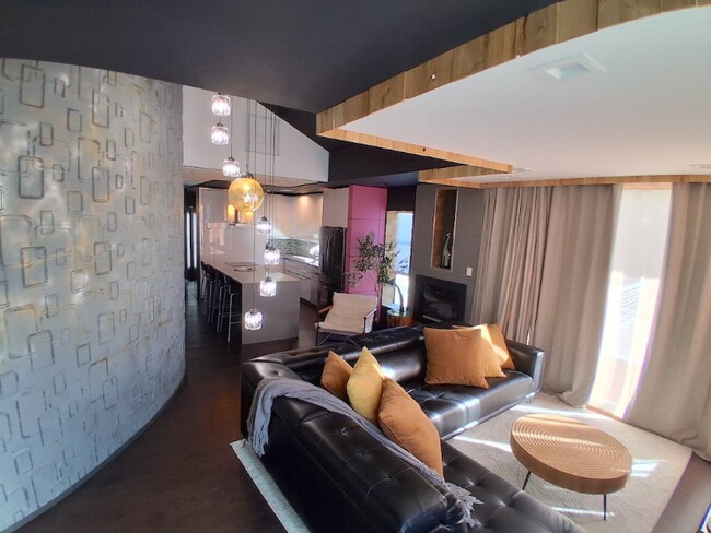 Building Photo - 603 38th St W