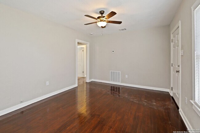 Building Photo - 2 bed 1 bath located in I35 SO. TO E. HOUS...