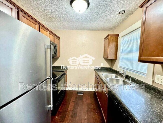 Building Photo - 213 NW Chapel Dr