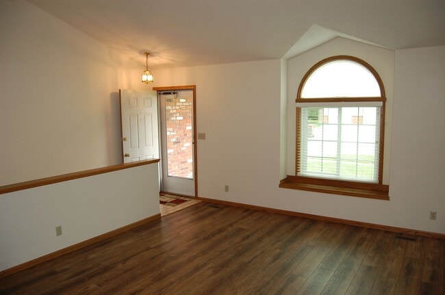 Building Photo - Spacious walkout townhome near Southpointe!