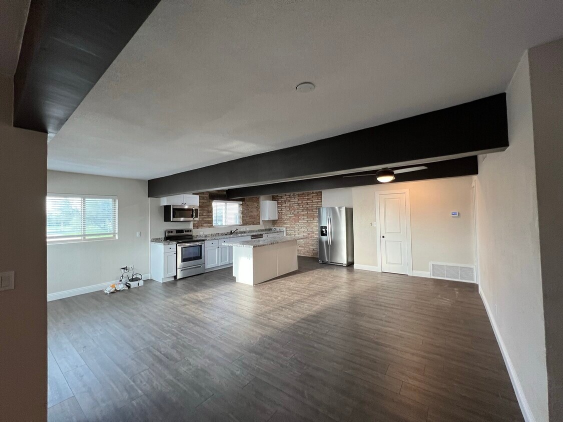 Newer appliances/granite counters - 34402 N 53rd St
