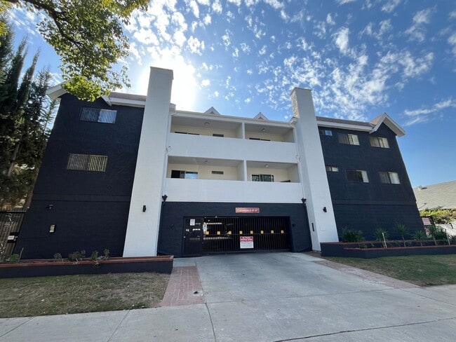 Building Photo - 420 Windsor Rd