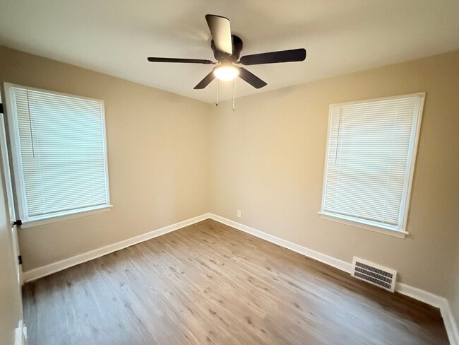 Foto del edificio - This beautifully updated 3-bedroom, 1-bath...