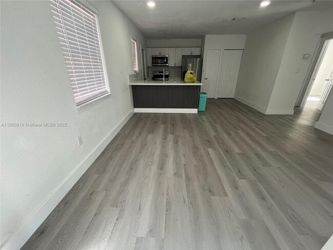 Foto del edificio - 1923 NW 66th St