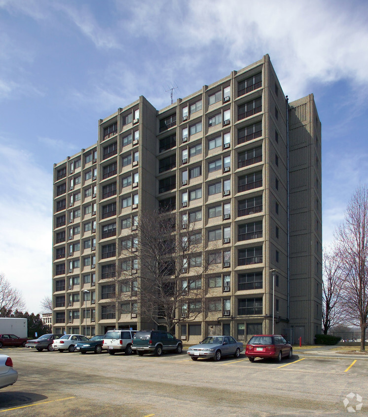 Front of Building - Pulaski Heights Apartments