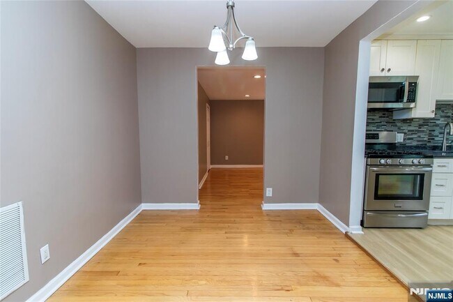 Foto del edificio - 394 Spring Valley Rd
