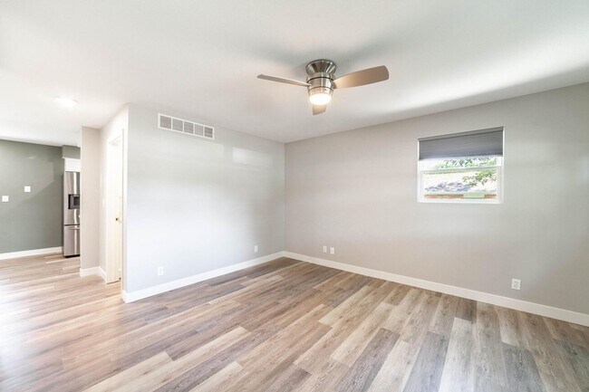 Foto del edificio - 3405 Balboa Ln
