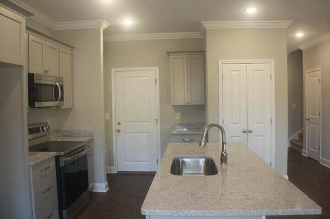 Building Photo - 539 NE Bellingham Dr