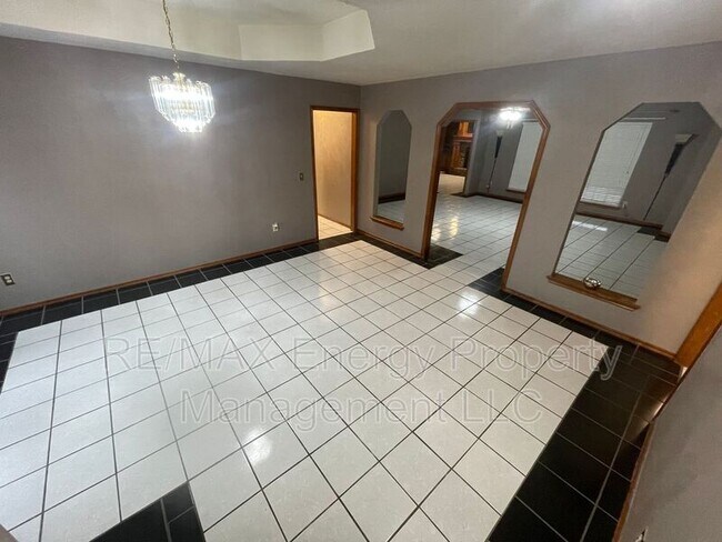 Building Photo - 509 Greenfield Dr