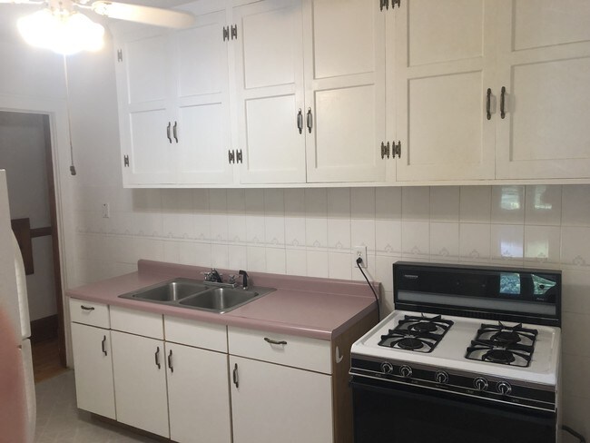 kitchen - 972 Goodrich Ave