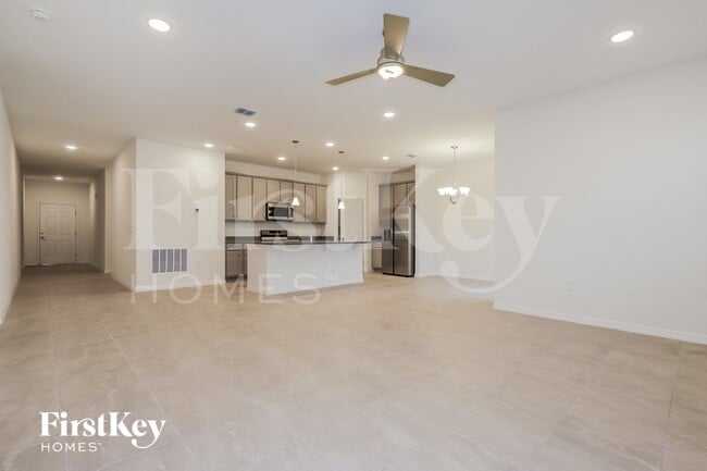 Building Photo - 405 Reina Wy