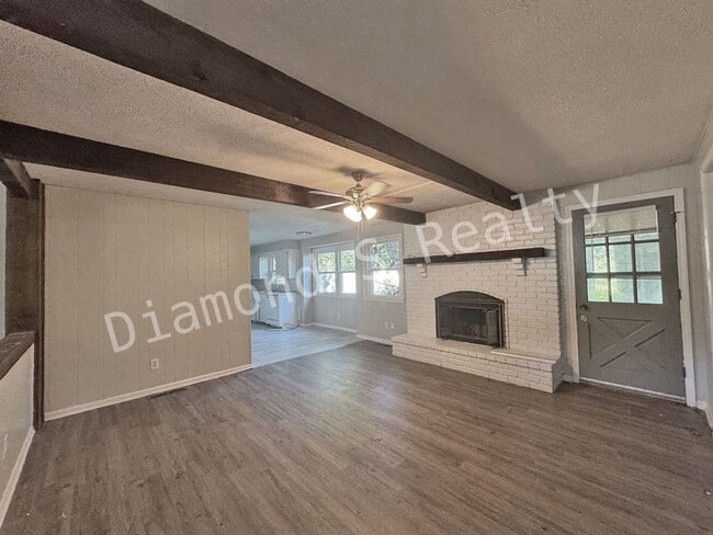 Building Photo - Charming 3 bedroom home located in the hea...
