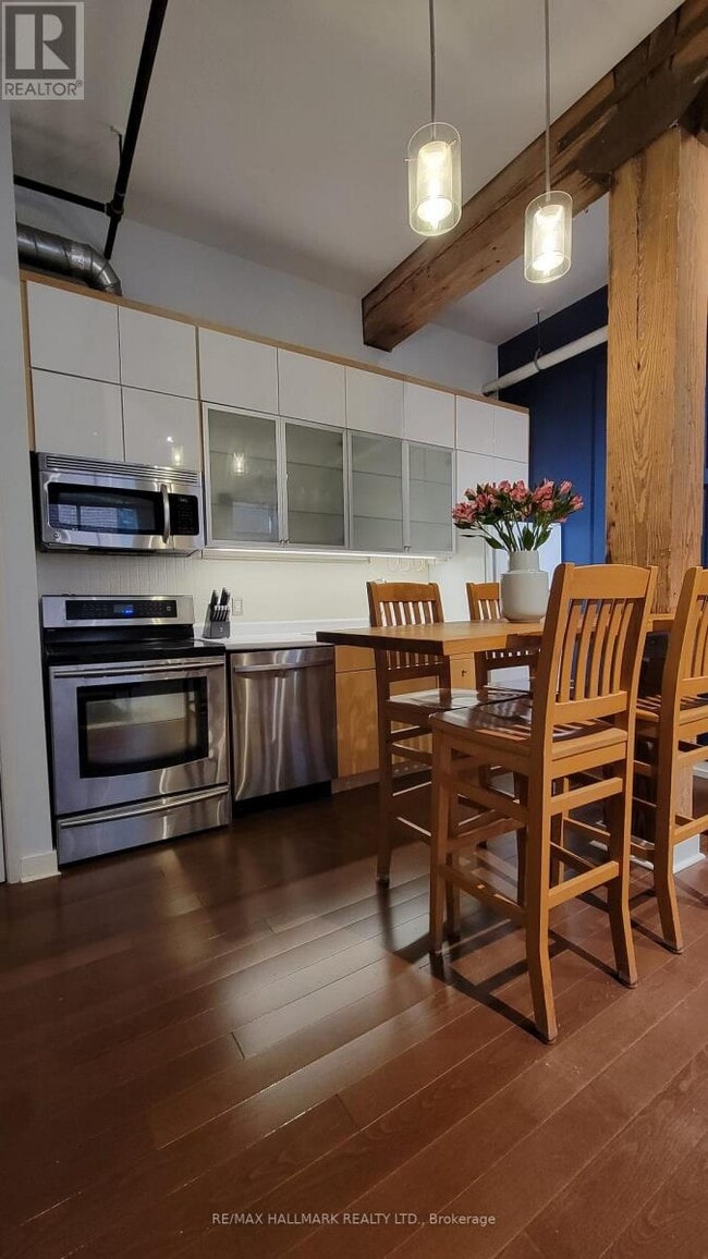 Building Photo - 383 Adelaide St E