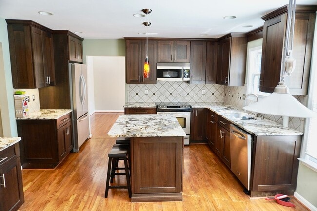Building Photo - Lovely and Spacious 3 Bedroom 2.5 Bathroom...