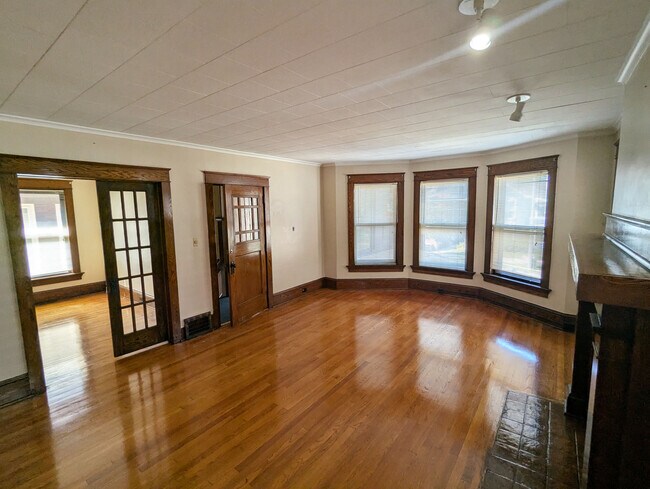 Foto del edificio - 353 W 10th St