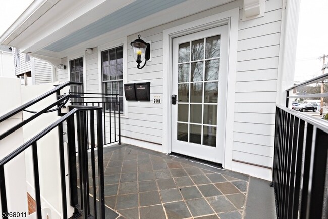 Rear Entry - 119 Washington St