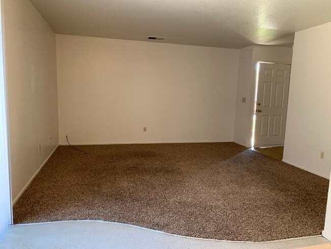 Building Photo - Middle unit available on Cross in Tulare!