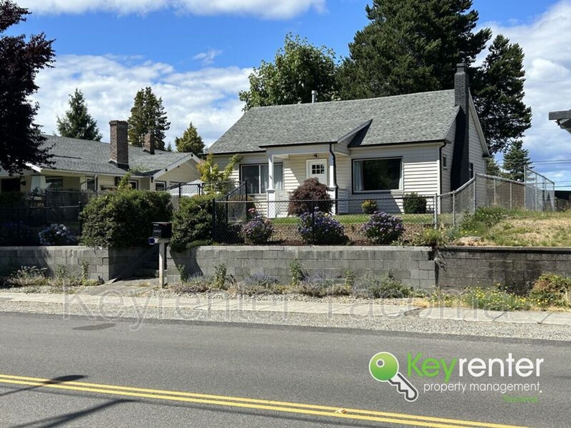 Primary Photo - Captivating 3 Bed - 1 Bath Tacoma Home