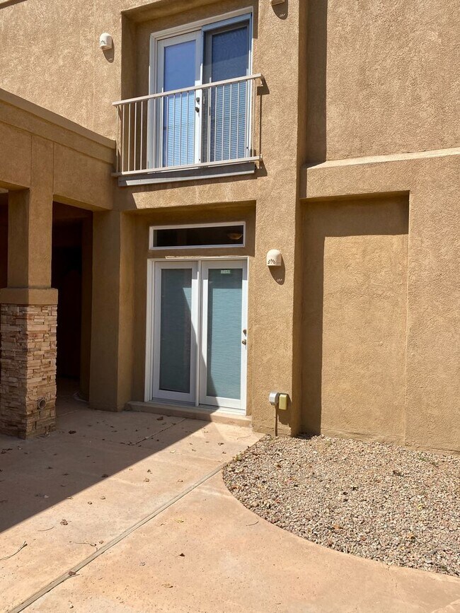 Building Photo - Beautiful 4 bedroom 3.75 bath in gated com...
