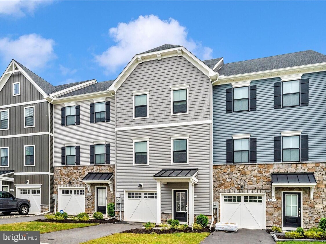 Foto principal - THREE LEVEL TOWN HOUSE IN KELLERTON