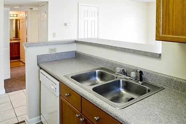 Building Photo - 320 S Jackson St