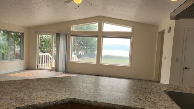 Foto del edificio - Lake house on 1/2 acre