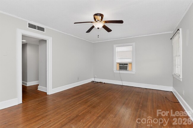 Building Photo - 1418 Park Dr