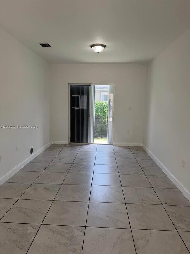 Foto del edificio - 2635 NW 24th Ave