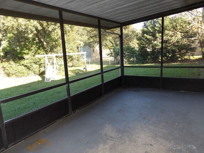Foto del edificio - 3 Bedroom 1 bath Call Carole Arcaro Delton...