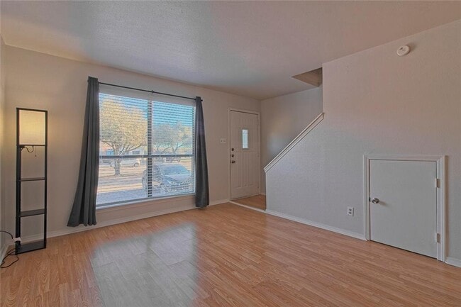 Foto del edificio - 3004 Whisper Oaks Ln