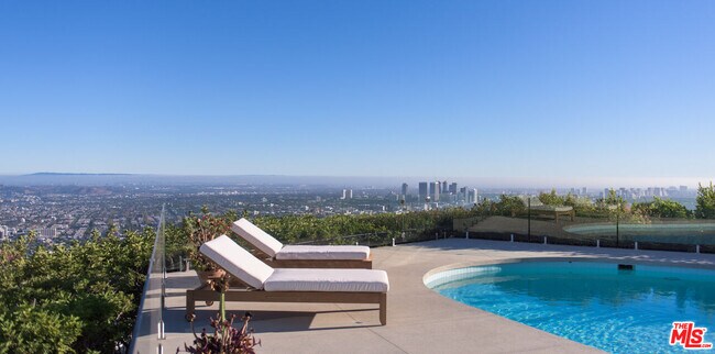 Foto del edificio - 1542 Blue Jay Way