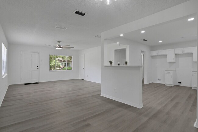Building Photo - 3923 Tyndale Dr