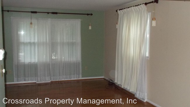 Building Photo - 3 br, 1.5 bath House - 442 Surrey Drive