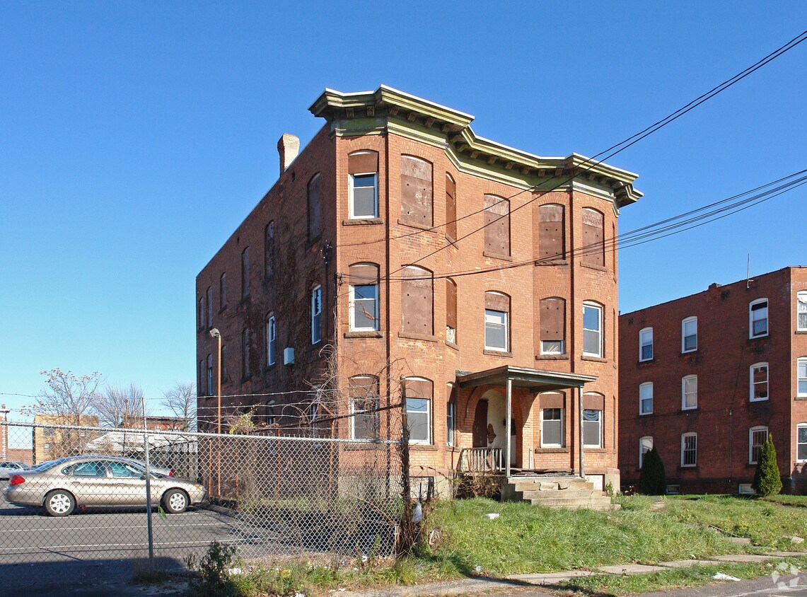 Building Photo - 42 Belmont St