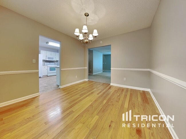 Building Photo - 207 E Creek Ct