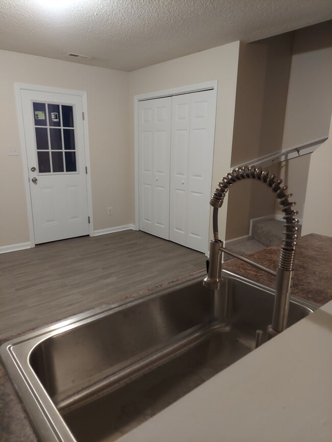 Kitchen - 211 Pinegrove Ct