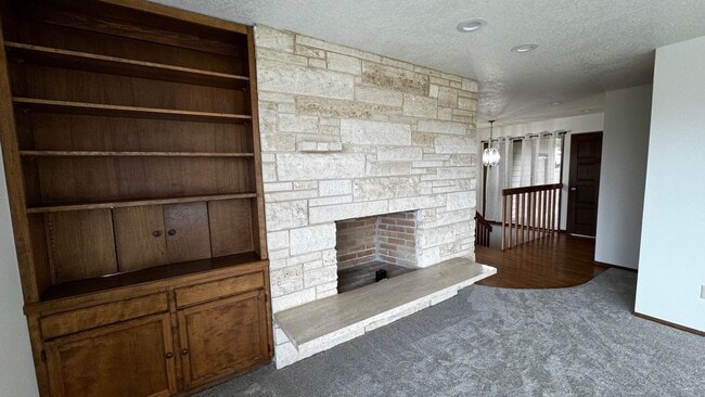 Building Photo - 3 BD I 3.5 BA Home - Separate Living Areas