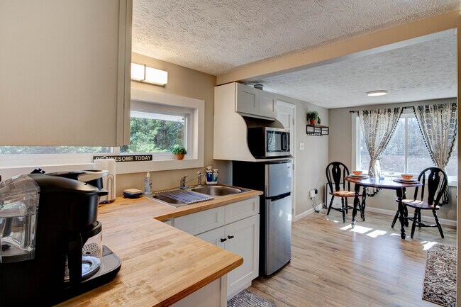 Cocina pequeña - 4403 Strawberry Plains Pike