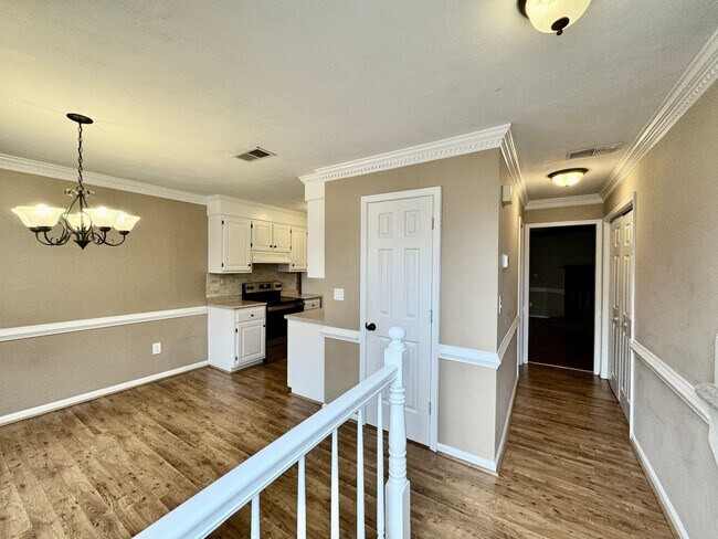 Foto del edificio - Available 11-14-25! Lakefront Townhome w/2...