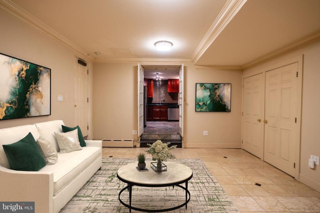 Primary Photo - 706 S Washington Square