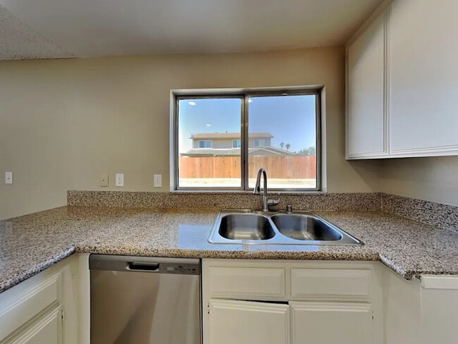 Foto del edificio - 7401 Lime Ave