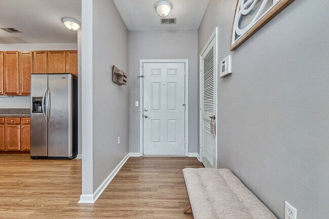 Building Photo - 920 Southmoor Dr