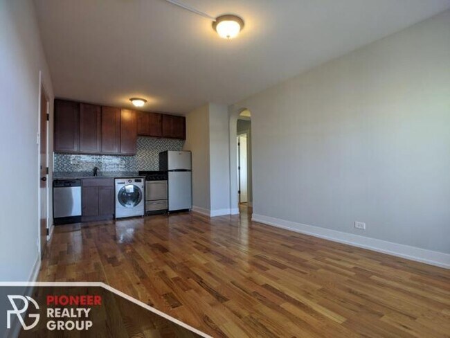 Building Photo - 1 bedroom in CHICAGO IL 60614