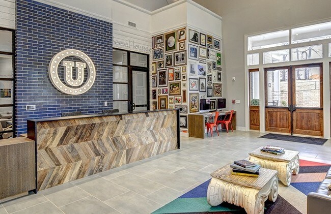 Foto del edificio - The Hollis Townhomes