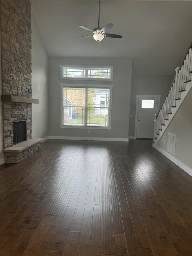 Building Photo - Three bedroom , 2.5 bathroom home in The C...