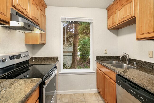 Foto del edificio - Stunning 2BR 1BA Apartment with Covered Lanai