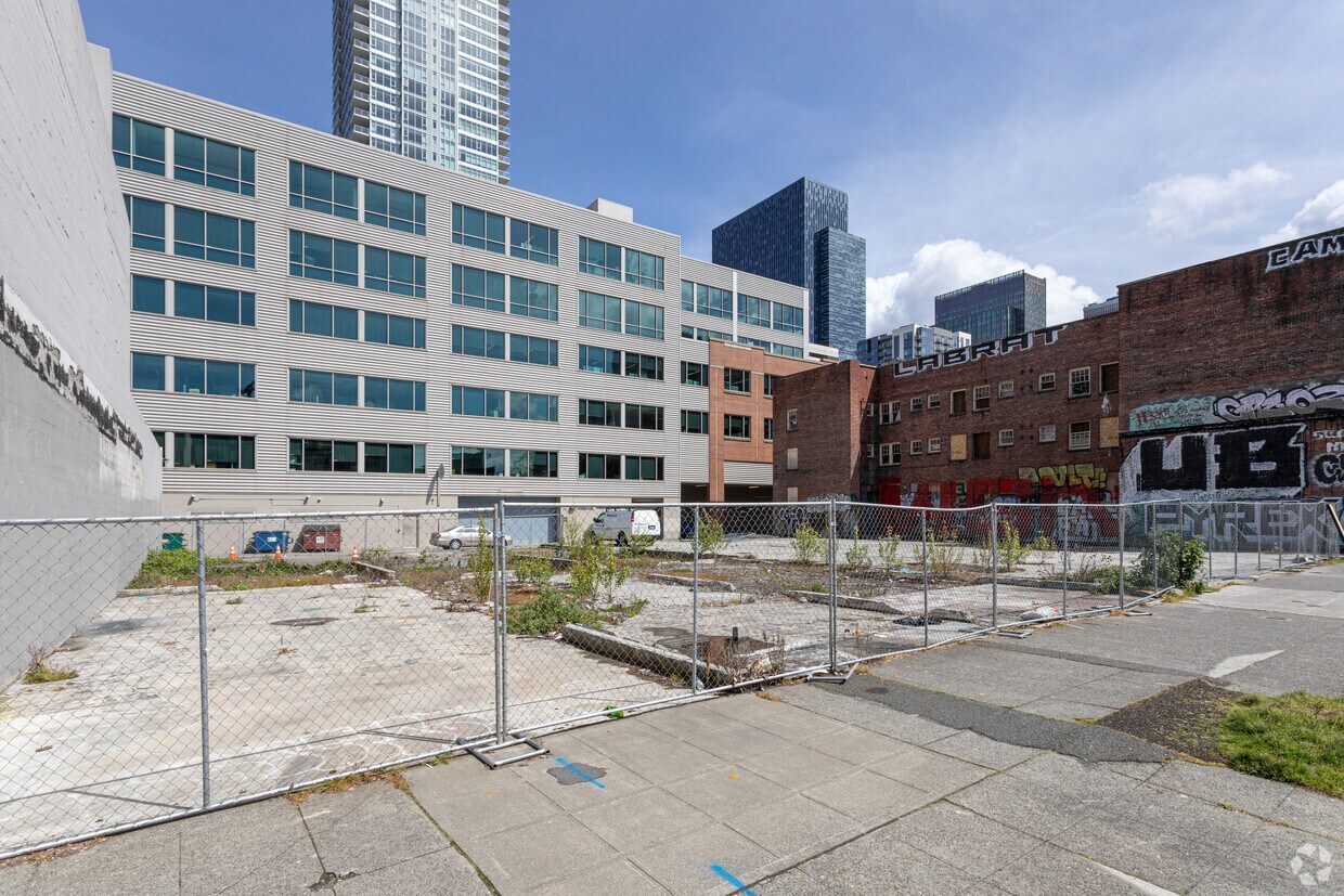 4th & Bell Tower Apartments in Seattle, WA