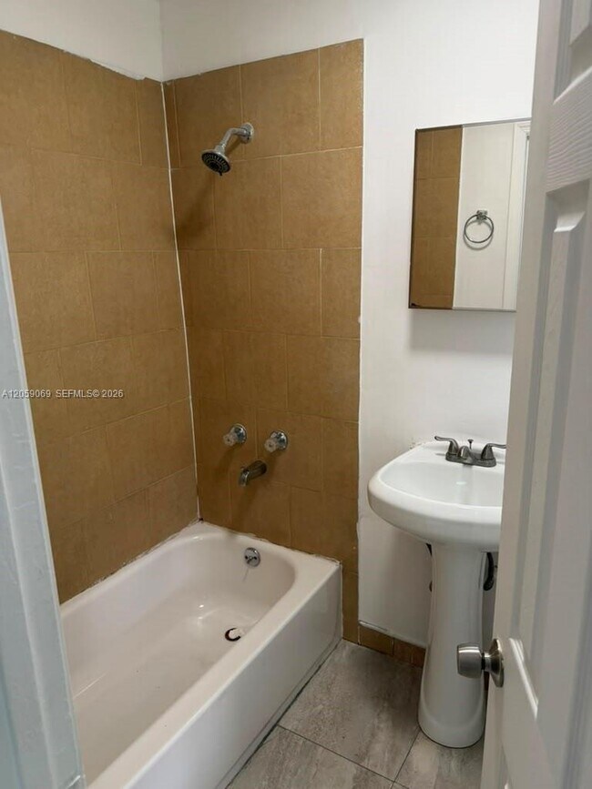 Foto del edificio - 1049 NW 95th St