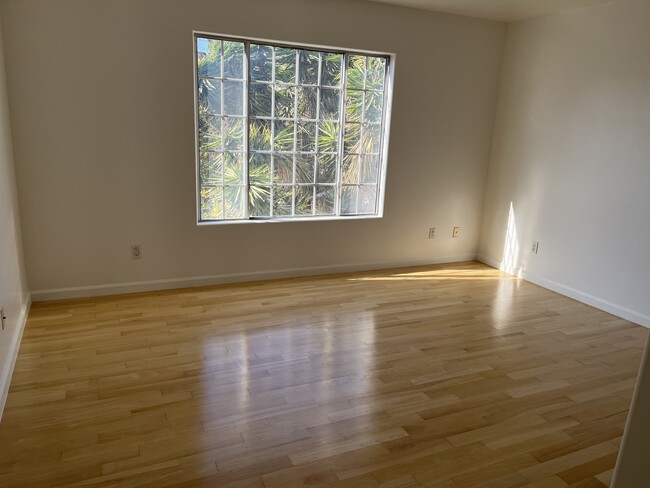 Dormitorio - 1457 S Holt Ave