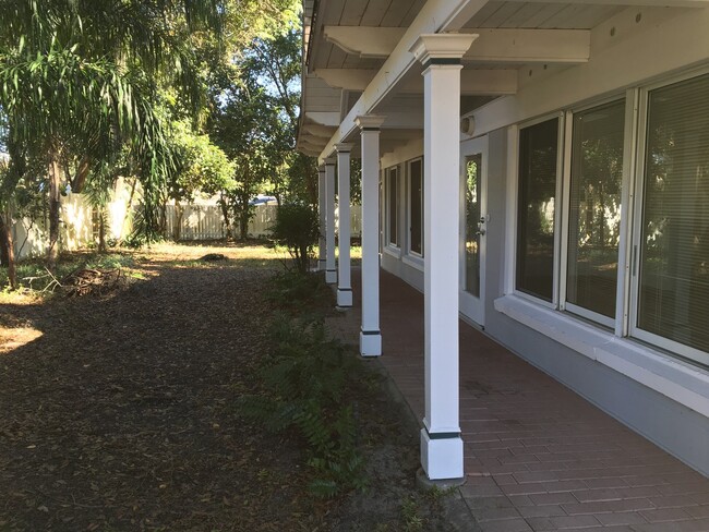 Building Photo - 2/2 Home in College Park with lots of char...